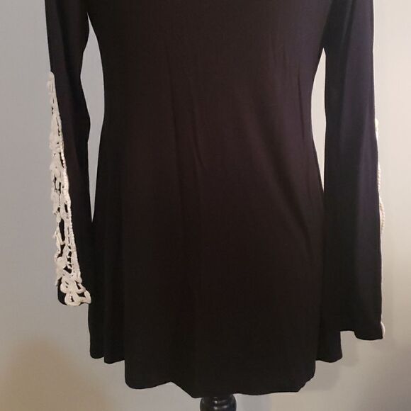 Black Flowy Shirt with sleeve detailing. - Picture 4 of 6